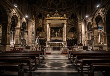 Cacciato un cane dalla Chiesa, il caos