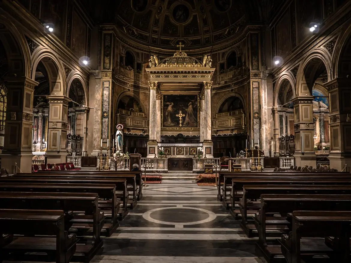 Cacciato un cane dalla Chiesa, il caos