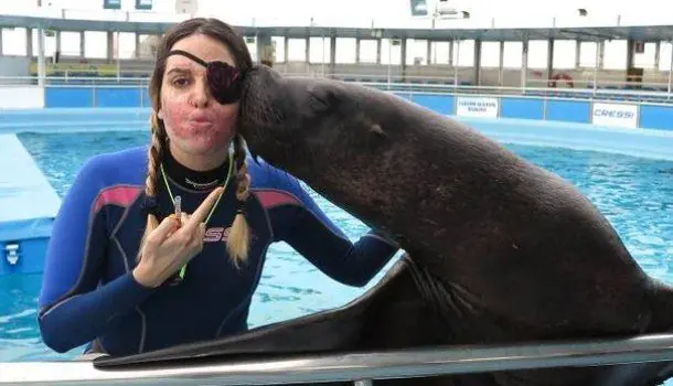 Dopo l'aggressione Gessica Notaro torna dai suoi delfini